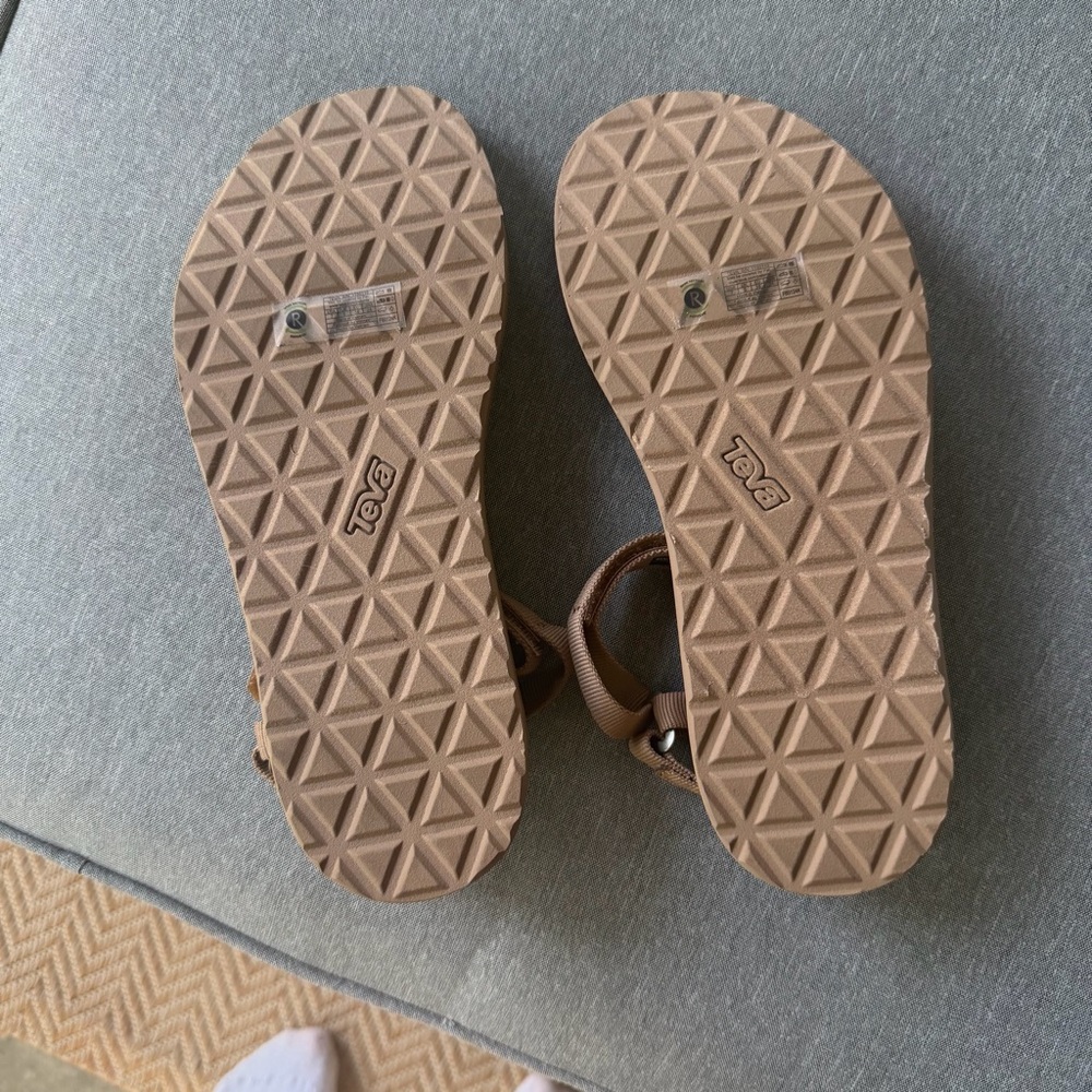 Teva Neutral Tan Strappy Sandals NWT - Picture 4 of 4